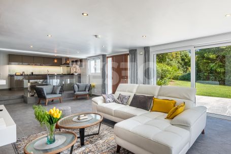 Villa de six chambres avec piscine privée, jardin et vues sur le golf à Kings &amp; Queens, Sotogrande Costa.