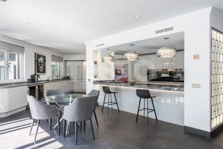 Villa de six chambres avec piscine privée, jardin et vues sur le golf à Kings &amp; Queens, Sotogrande Costa.