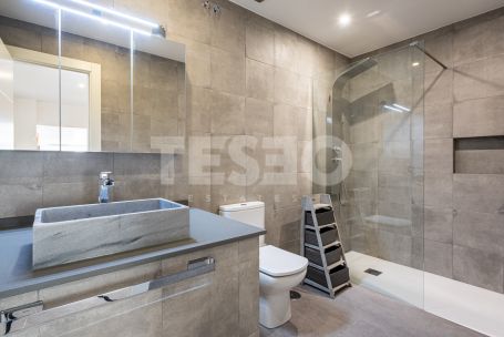 Villa de six chambres avec piscine privée, jardin et vues sur le golf à Kings &amp; Queens, Sotogrande Costa.
