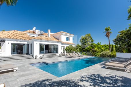 Villa de six chambres avec piscine privée, jardin et vues sur le golf à Kings &amp; Queens, Sotogrande Costa.