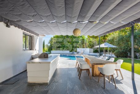 Villa de six chambres avec piscine privée, jardin et vues sur le golf à Kings &amp; Queens, Sotogrande Costa.