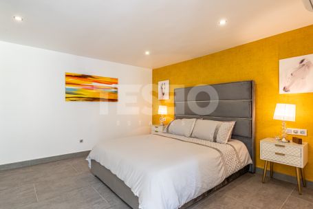 Villa de six chambres avec piscine privée, jardin et vues sur le golf à Kings &amp; Queens, Sotogrande Costa.
