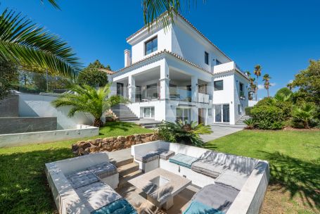 Villa de six chambres avec piscine privée, jardin et vues sur le golf à Kings &amp; Queens, Sotogrande Costa.