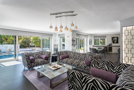 Villa de six chambres avec piscine privée, jardin et vues sur le golf à Kings &amp; Queens, Sotogrande Costa.