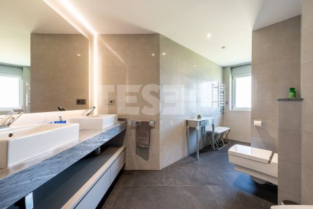 Villa de six chambres avec piscine privée, jardin et vues sur le golf à Kings &amp; Queens, Sotogrande Costa.