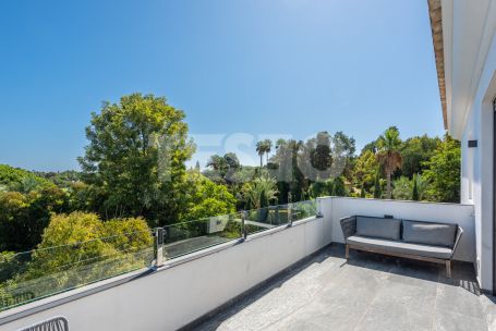 Villa de six chambres avec piscine privée, jardin et vues sur le golf à Kings &amp; Queens, Sotogrande Costa.