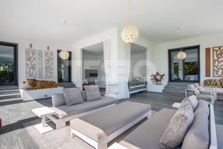 Villa de six chambres avec piscine privée, jardin et vues sur le golf à Kings &amp; Queens, Sotogrande Costa.