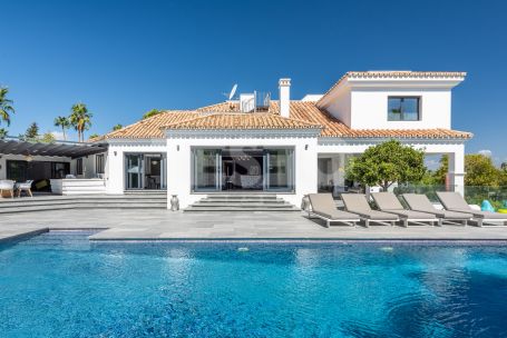 Villa de six chambres avec piscine privée, jardin et vues sur le golf à Kings &amp; Queens, Sotogrande Costa.