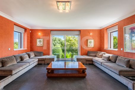 Villa de six chambres avec piscine privée, jardin et vues sur le golf à Kings &amp; Queens, Sotogrande Costa.