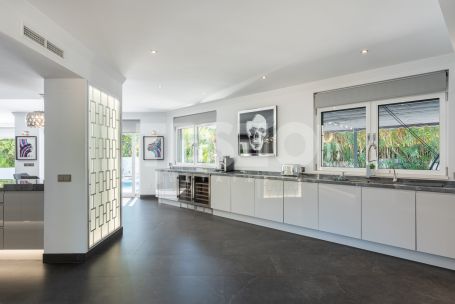 Villa de six chambres avec piscine privée, jardin et vues sur le golf à Kings &amp; Queens, Sotogrande Costa.