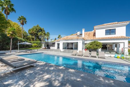 Villa de six chambres avec piscine privée, jardin et vues sur le golf à Kings &amp; Queens, Sotogrande Costa.