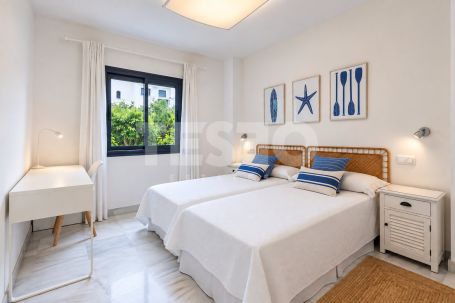 MAGNIFIQUE REZ-DE-CHAUSSÉE AVEC JARDÍN DANS LE COMPLEXE POLO, À SOTOGRANDE COSTA