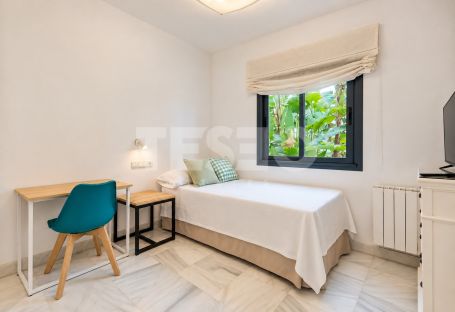 MAGNIFIQUE REZ-DE-CHAUSSÉE AVEC JARDÍN DANS LE COMPLEXE POLO, À SOTOGRANDE COSTA