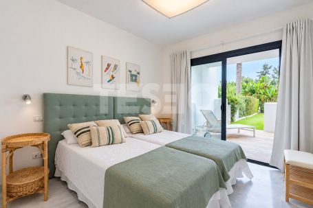 MAGNIFIQUE REZ-DE-CHAUSSÉE AVEC JARDÍN DANS LE COMPLEXE POLO, À SOTOGRANDE COSTA