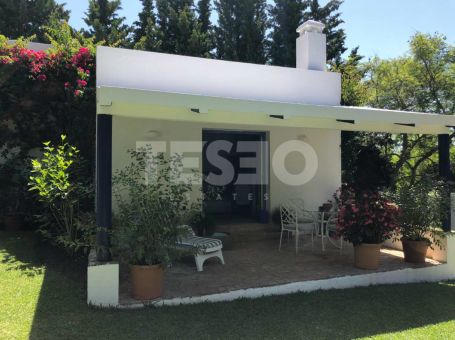 Villa con 2 parcelas en tranquila calle de Sotogrande Costa