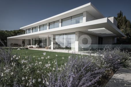 LAS ALAMANDAS - Excelente villa de ARK en zona Almenara, Sotogrande, con fabulosas vistas al golf y al mar