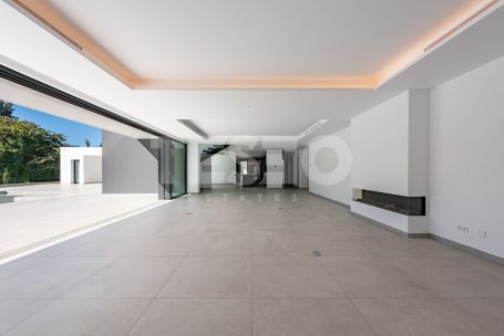 Discover Villa Quijote – A beautiful residence located on one of the finest streets in Sotogrande Alto (Zone C).