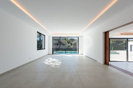 Discover Villa Quijote – A beautiful residence located on one of the finest streets in Sotogrande Alto (Zone C).