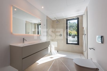 Discover Villa Quijote – A beautiful residence located on one of the finest streets in Sotogrande Alto (Zone C).