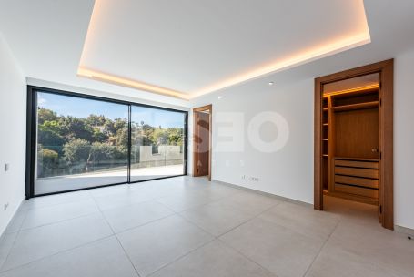 Discover Villa Quijote – A beautiful residence located on one of the finest streets in Sotogrande Alto (Zone C).