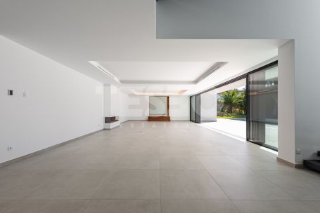 Discover Villa Quijote – A beautiful residence located on one of the finest streets in Sotogrande Alto (Zone C).