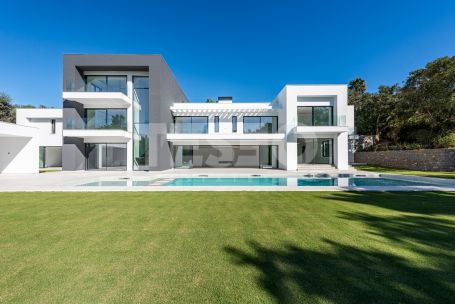 Discover Villa Quijote – A beautiful residence located on one of the finest streets in Sotogrande Alto (Zone C).
