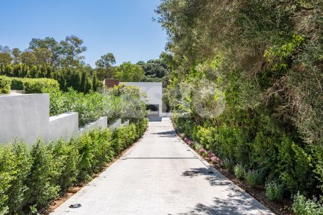 Zeitgenössische Villa in einer sehr schönen und natürlichen Umgebung von Sotogrande Alto, mit Blick auf eine Grünfläche.