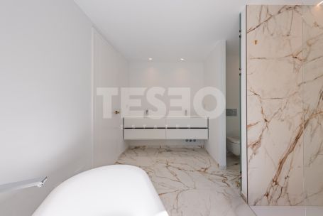 Zeitgenössische Villa in einer sehr schönen und natürlichen Umgebung von Sotogrande Alto, mit Blick auf eine Grünfläche.