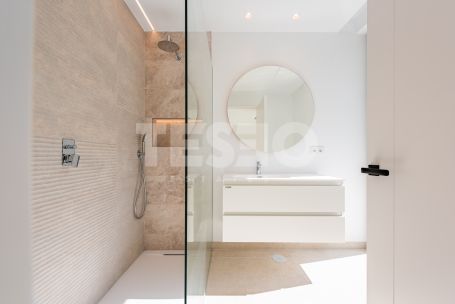 Zeitgenössische Villa in einer sehr schönen und natürlichen Umgebung von Sotogrande Alto, mit Blick auf eine Grünfläche.