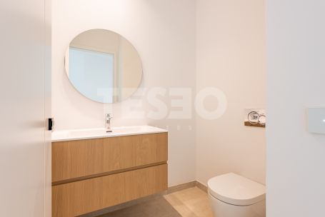 Zeitgenössische Villa in einer sehr schönen und natürlichen Umgebung von Sotogrande Alto, mit Blick auf eine Grünfläche.