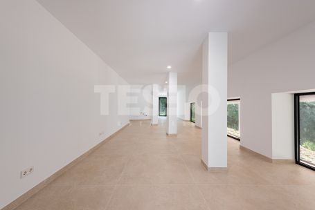 Zeitgenössische Villa in einer sehr schönen und natürlichen Umgebung von Sotogrande Alto, mit Blick auf eine Grünfläche.