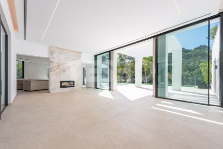 Zeitgenössische Villa in einer sehr schönen und natürlichen Umgebung von Sotogrande Alto, mit Blick auf eine Grünfläche.