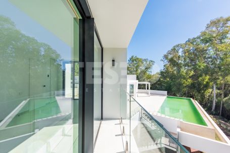 Zeitgenössische Villa in einer sehr schönen und natürlichen Umgebung von Sotogrande Alto, mit Blick auf eine Grünfläche.