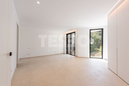 Zeitgenössische Villa in einer sehr schönen und natürlichen Umgebung von Sotogrande Alto, mit Blick auf eine Grünfläche.