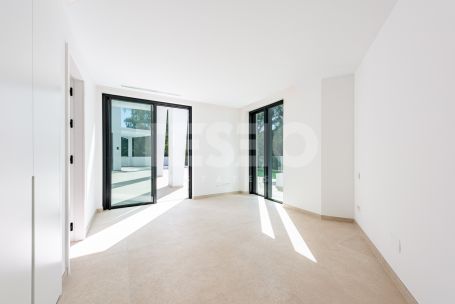 Zeitgenössische Villa in einer sehr schönen und natürlichen Umgebung von Sotogrande Alto, mit Blick auf eine Grünfläche.