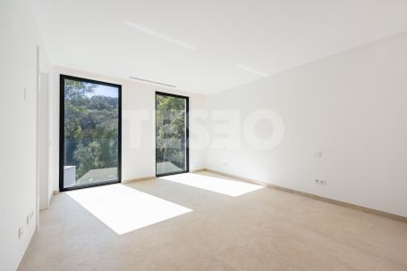 Zeitgenössische Villa in einer sehr schönen und natürlichen Umgebung von Sotogrande Alto, mit Blick auf eine Grünfläche.