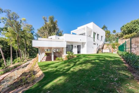 Zeitgenössische Villa in einer sehr schönen und natürlichen Umgebung von Sotogrande Alto, mit Blick auf eine Grünfläche.