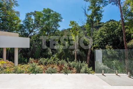 Zeitgenössische Villa in einer sehr schönen und natürlichen Umgebung von Sotogrande Alto, mit Blick auf eine Grünfläche.