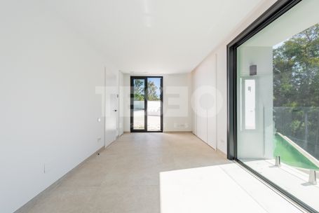 Zeitgenössische Villa in einer sehr schönen und natürlichen Umgebung von Sotogrande Alto, mit Blick auf eine Grünfläche.