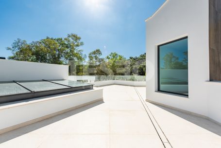 Zeitgenössische Villa in einer sehr schönen und natürlichen Umgebung von Sotogrande Alto, mit Blick auf eine Grünfläche.