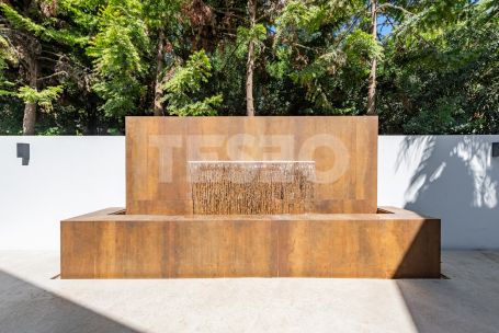 Zeitgenössische Villa in einer sehr schönen und natürlichen Umgebung von Sotogrande Alto, mit Blick auf eine Grünfläche.