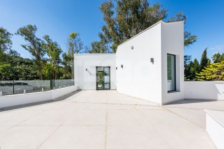 Zeitgenössische Villa in einer sehr schönen und natürlichen Umgebung von Sotogrande Alto, mit Blick auf eine Grünfläche.