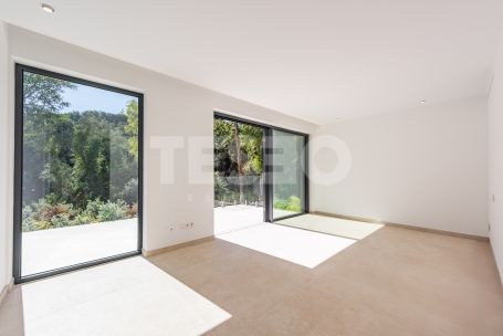 Zeitgenössische Villa in einer sehr schönen und natürlichen Umgebung von Sotogrande Alto, mit Blick auf eine Grünfläche.