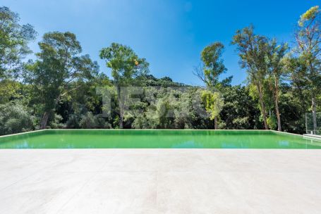 Zeitgenössische Villa in einer sehr schönen und natürlichen Umgebung von Sotogrande Alto, mit Blick auf eine Grünfläche.