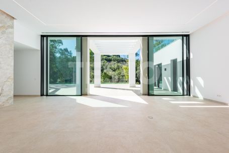 Zeitgenössische Villa in einer sehr schönen und natürlichen Umgebung von Sotogrande Alto, mit Blick auf eine Grünfläche.