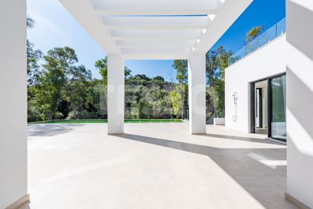 Zeitgenössische Villa in einer sehr schönen und natürlichen Umgebung von Sotogrande Alto, mit Blick auf eine Grünfläche.