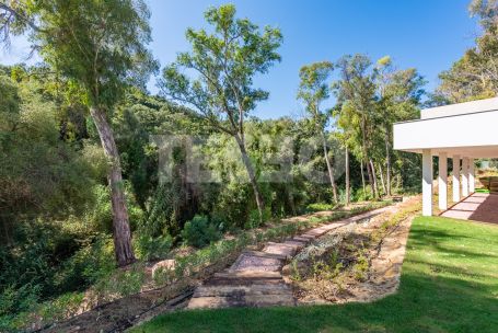Zeitgenössische Villa in einer sehr schönen und natürlichen Umgebung von Sotogrande Alto, mit Blick auf eine Grünfläche.