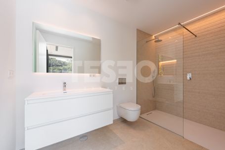 Zeitgenössische Villa in einer sehr schönen und natürlichen Umgebung von Sotogrande Alto, mit Blick auf eine Grünfläche.