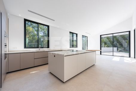 Zeitgenössische Villa in einer sehr schönen und natürlichen Umgebung von Sotogrande Alto, mit Blick auf eine Grünfläche.