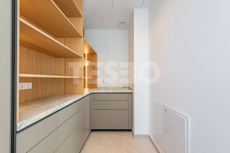 Zeitgenössische Villa in einer sehr schönen und natürlichen Umgebung von Sotogrande Alto, mit Blick auf eine Grünfläche.